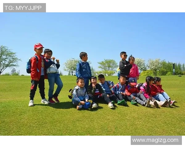 小孩梦想成真与足球明星亲密合影瞬间记录快乐童年时光